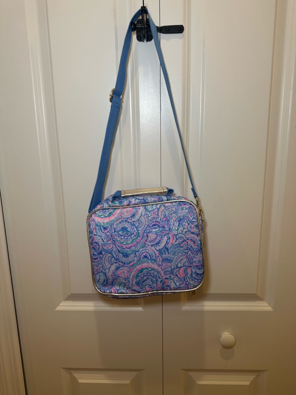 Lilly Pulitzer Pink & Blue Scallop-Print Crossbody Lunch Bag with Silver Trim - Picture 3 of 6